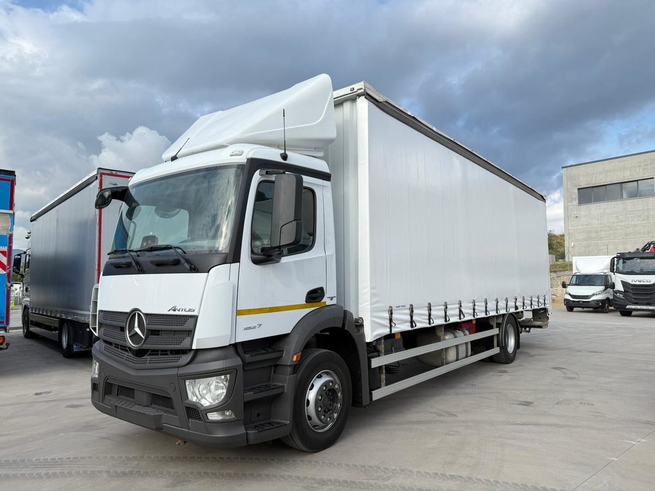 MERCEDES BENZ 18.27 Antos E6 (Tauliner) - Тентованный грузовик: фото 1 MERCEDES BENZ 18.27 Antos E6 (Tauliner) - Тентованный грузовик: фото 1