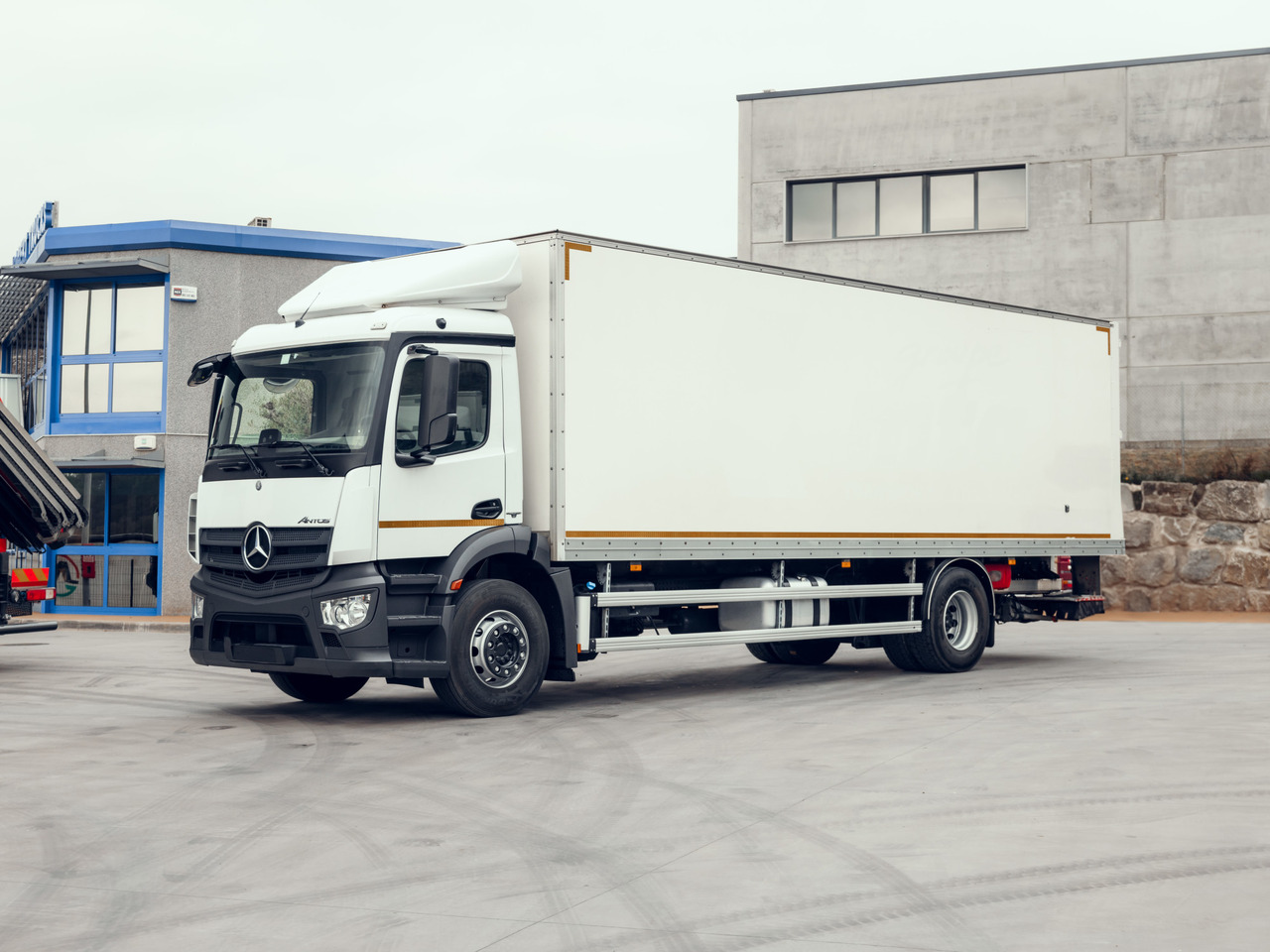 MERCEDES BENZ 18.30L Antos E6 (VAN) - Грузовик с закрытым кузовом: фото 1 MERCEDES BENZ 18.30L Antos E6 (VAN) - Грузовик с закрытым кузовом: фото 1