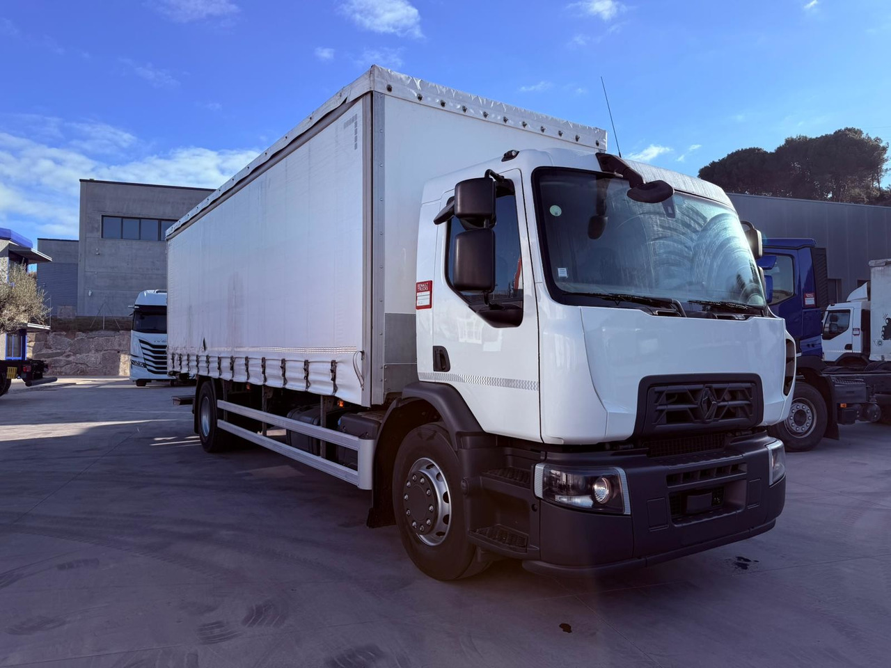 RENAULT D19.280 E6 (Tauliner) - Тентованный грузовик: фото 2 RENAULT D19.280 E6 (Tauliner) - Тентованный грузовик: фото 2