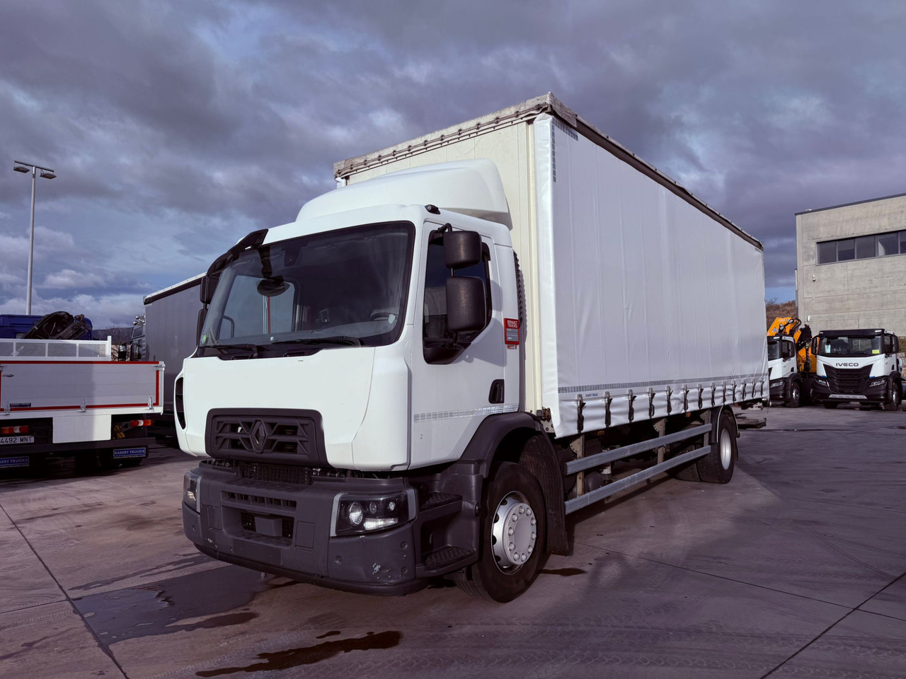 RENAULT D19 E6 (Tauliner) - Тентованный грузовик: фото 1 RENAULT D19 E6 (Tauliner) - Тентованный грузовик: фото 1