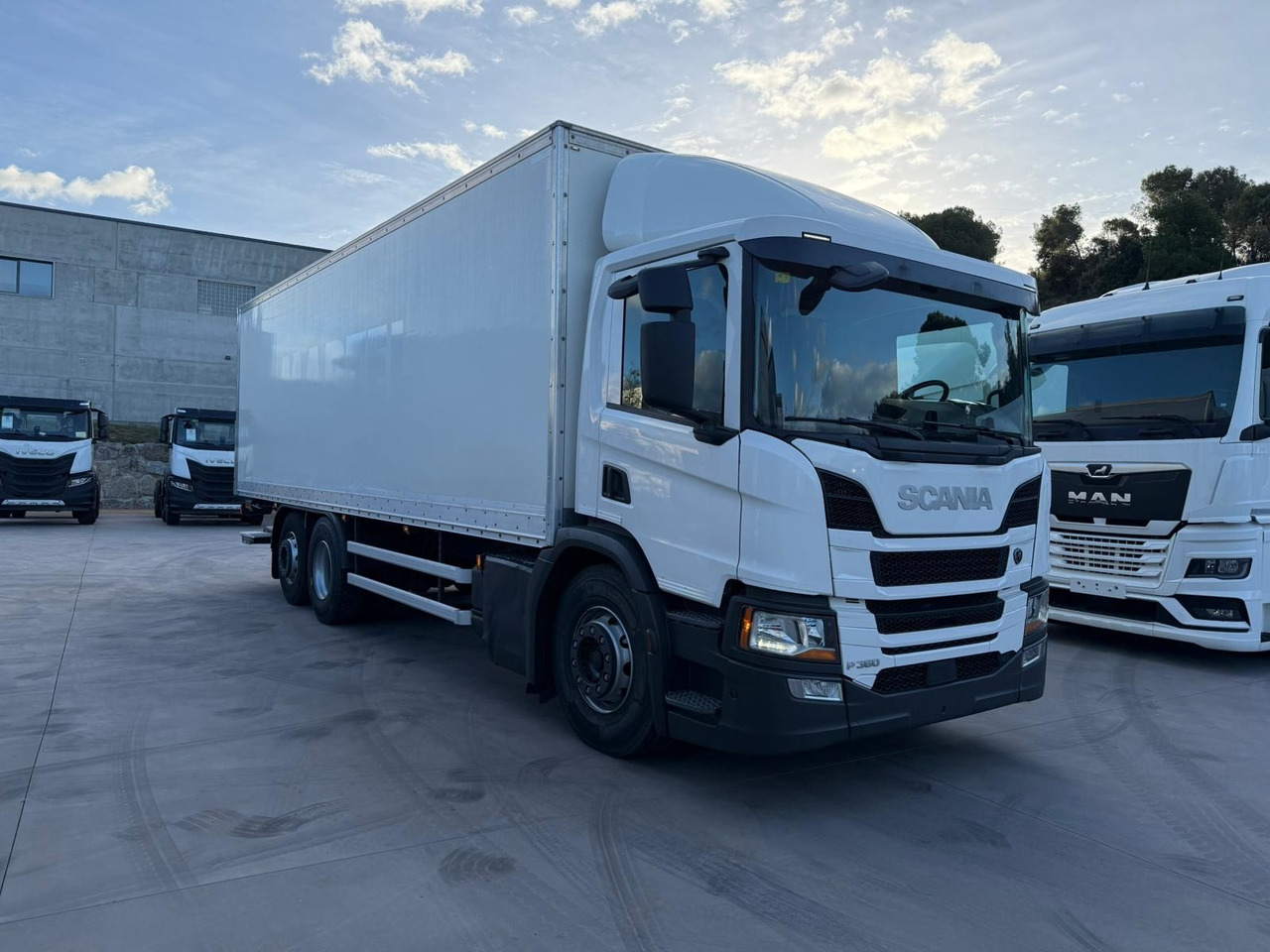 SCANIA P360 E6 (VAN) - Грузовик с закрытым кузовом: фото 2 SCANIA P360 E6 (VAN) - Грузовик с закрытым кузовом: фото 2
