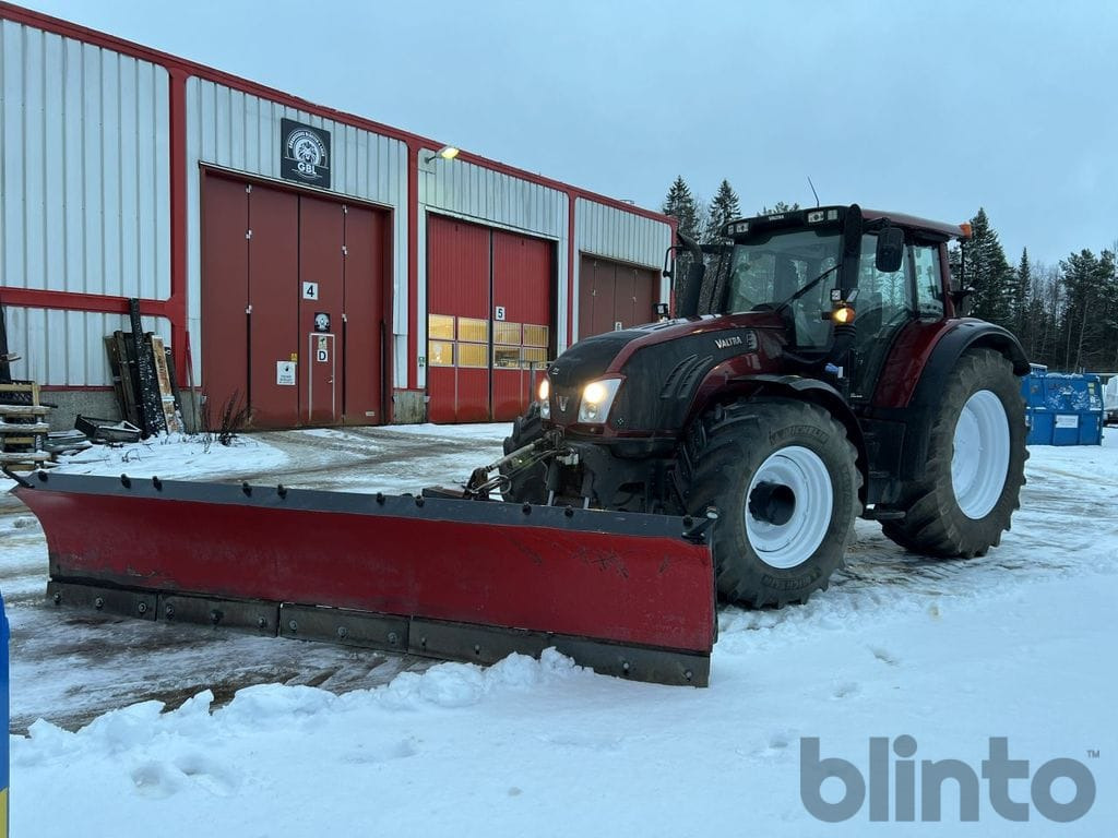 Valtra T213 med plogutrustning - Трактор: фото 1 Valtra T213 med plogutrustning - Трактор: фото 1