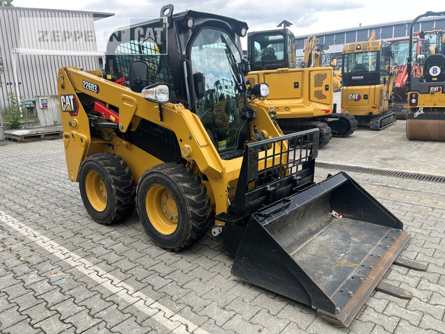 Cat 226D - Мини-погрузчик с бортовым поворотом: фото 3 Cat 226D - Мини-погрузчик с бортовым поворотом: фото 3
