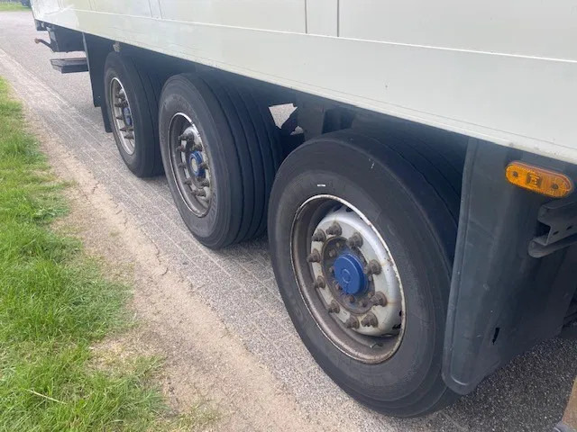 Schmitz Cargobull sko koelvries met carrier vector motor, saf assen disc brakes, 2 x lift , tuv gultig - Полуприцеп-рефрижератор: фото 4 Schmitz Cargobull sko koelvries met carrier vector motor, saf assen disc brakes, 2 x lift , tuv gultig - Полуприцеп-рефрижератор: фото 4