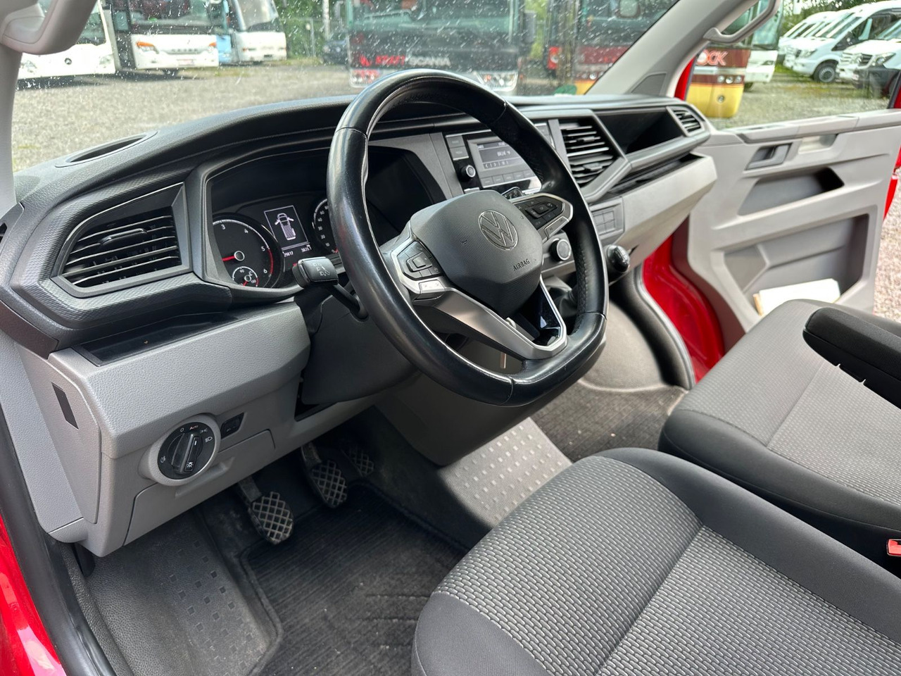 Volkswagen T6 Kombi (PDC Hi*ACC*StandHz*9 Sitzer*AC) - Пассажирский фургон: фото 3 Volkswagen T6 Kombi (PDC Hi*ACC*StandHz*9 Sitzer*AC) - Пассажирский фургон: фото 3